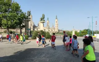 Colonias infantiles en vacaciones, niños de excursión por Zaragoza