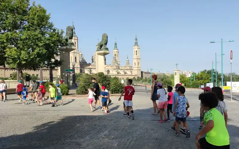 Colonias infantiles en vacaciones, niños de excursión por Zaragoza