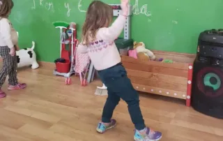 niñas practicando juego libre en Rayuela Zaragoza