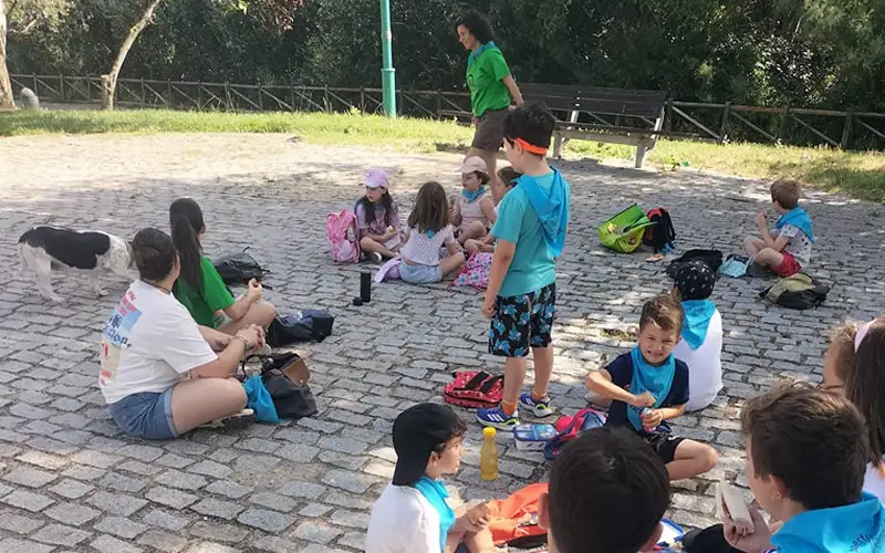 Niños participando en una colonia artística de verano en Zaragoza