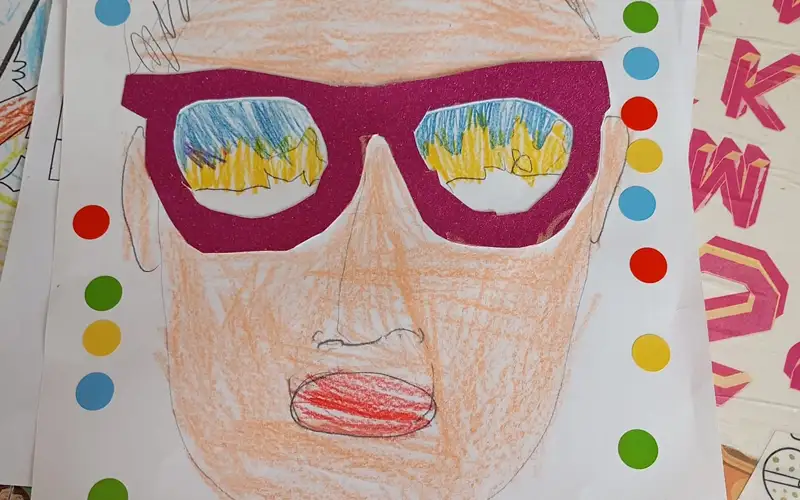 Dudas frecuentes sobre colonias de verano. Dibujo de la cara de un padre con gafas pintado