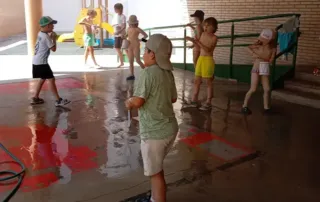 Diferencias entre una colonia artística y una extraescolar de arte. Niños en grupo tocando instrumentos en el patio