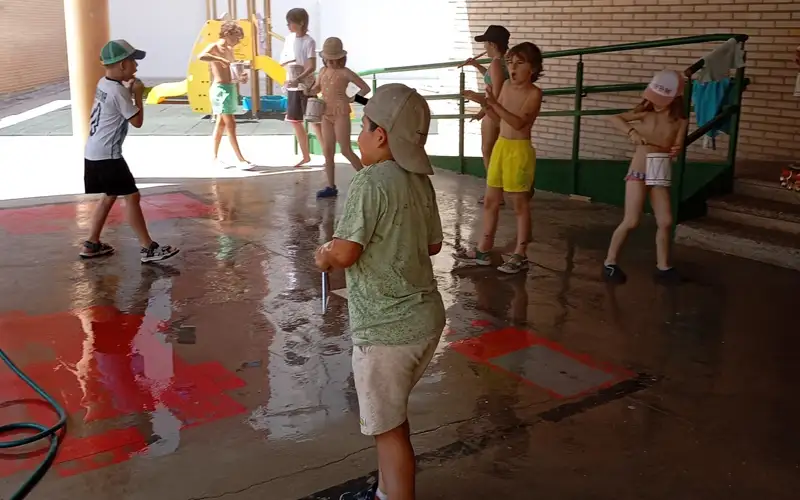 Diferencias entre una colonia artística y una extraescolar de arte. Niños en grupo tocando instrumentos en el patio
