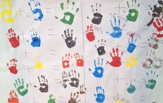 Monitores de colonias de verano, mural hecho con manos de colores