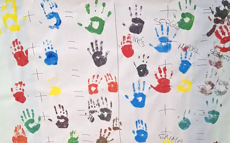 Monitores de colonias de verano, mural hecho con manos de colores