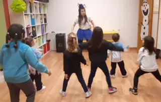 Cómo elegir extraescolares por edad. Niños en clase extraescolar de baile.