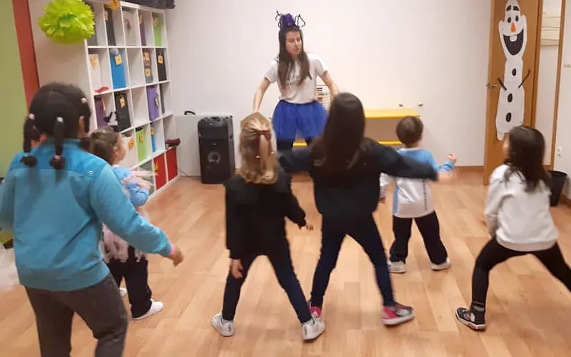 Cómo elegir extraescolares por edad. Niños en clase extraescolar de baile.